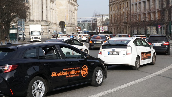 „Taxischutzgesetz“-PBefG: 800 Mietwagen-Fahrer demonstrieren in Berlin für ihr Gewerbe und für den Erhalt ihrer Arbeitsplätze