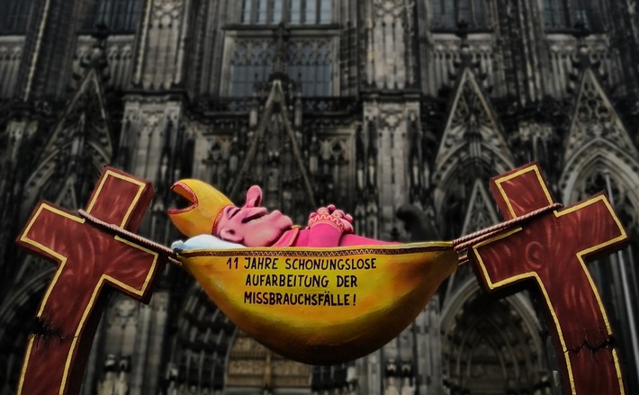 Die „schonungslose Aufarbeitung“ des Missbrauchs: Aktion vor dem Kölner Dom